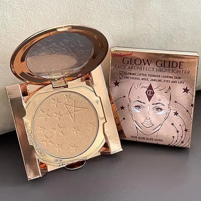 Le crayon à lèvres Charlotte Tilbury est lisse et offre une forte couvrance, et la palette de contou