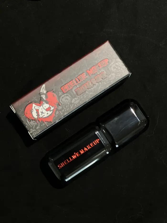 Shellwe Makeup x Freya86 Punk Bunny brillant à lèvres Moth Flame