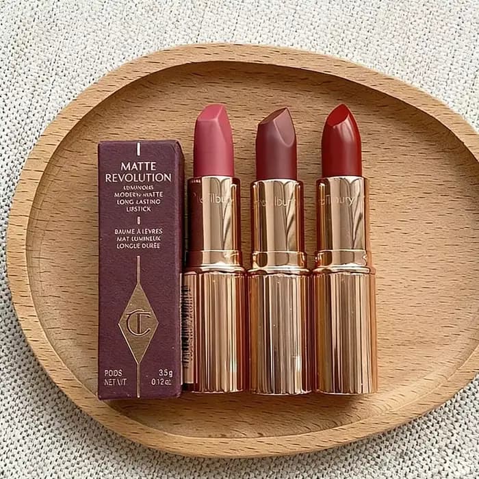 Le crayon à lèvres Charlotte Tilbury est lisse et offre une forte couvrance