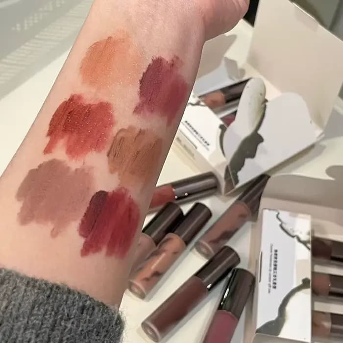 Rouge à lèvres liquide velours mat marron nu