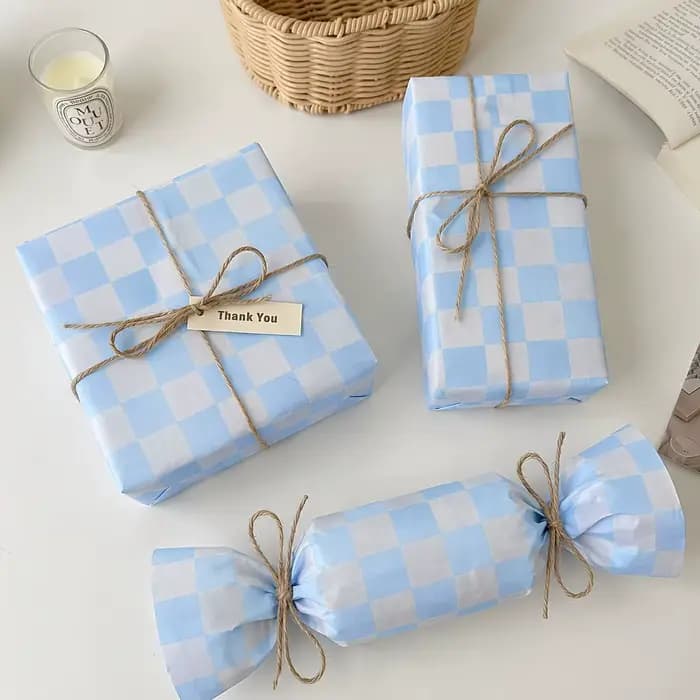 Rouleaux de papier cadeau exquis pour toutes les occasions - 10 feuilles de papier cadeau à carreaux bleu clair de haute qualité, adaptés aux mariages, anniversaires, baby showers et Noël - Ajoute une
