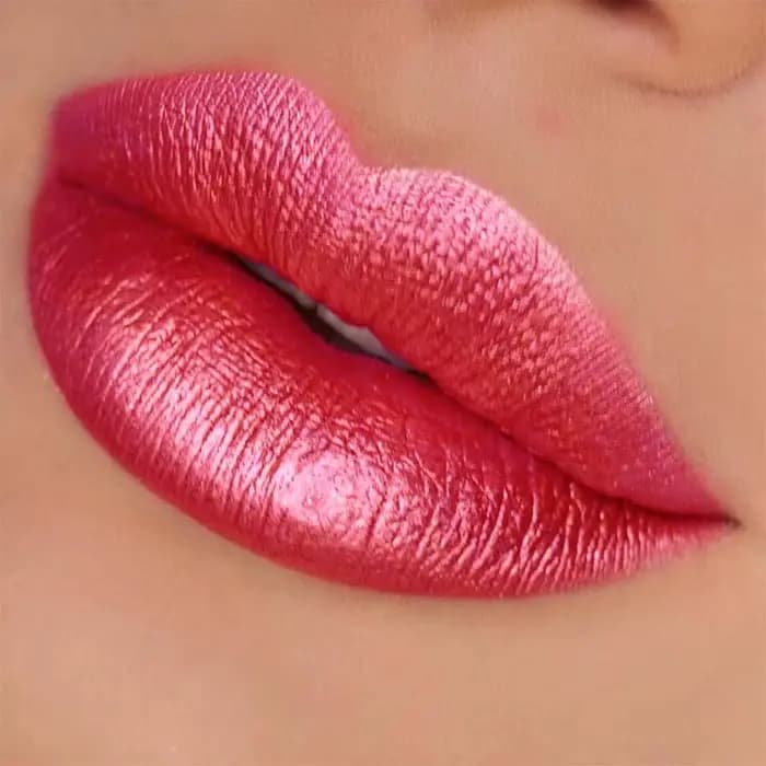 Rouge à lèvres métallique rouge