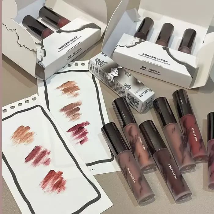 Rouge à lèvres liquide velours mat marron nu