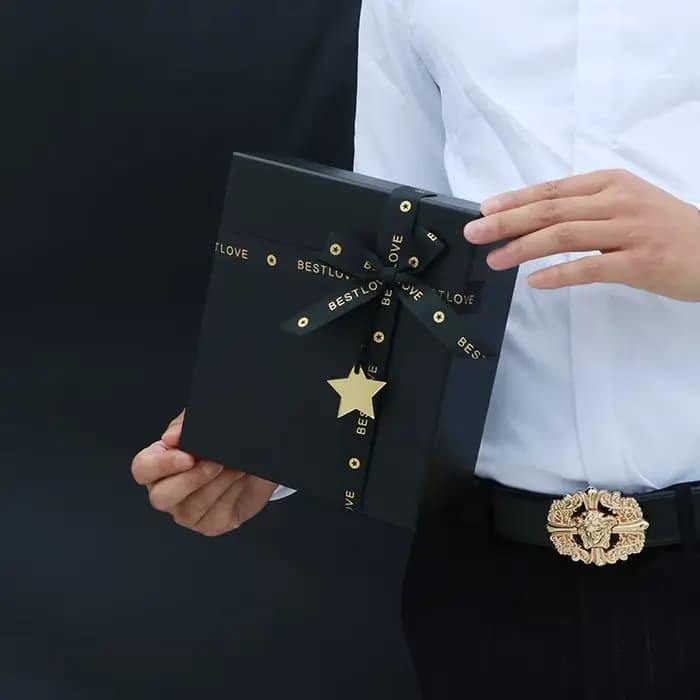 Boîte-cadeau noire rectangulaire avec sac à main