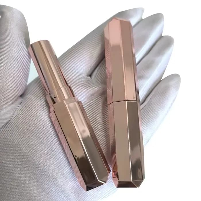 Tube de vernis à lèvres vide