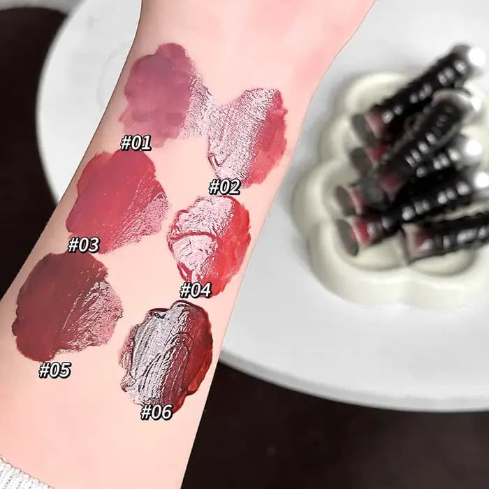 Gloss à lèvres rouge foncé style punk