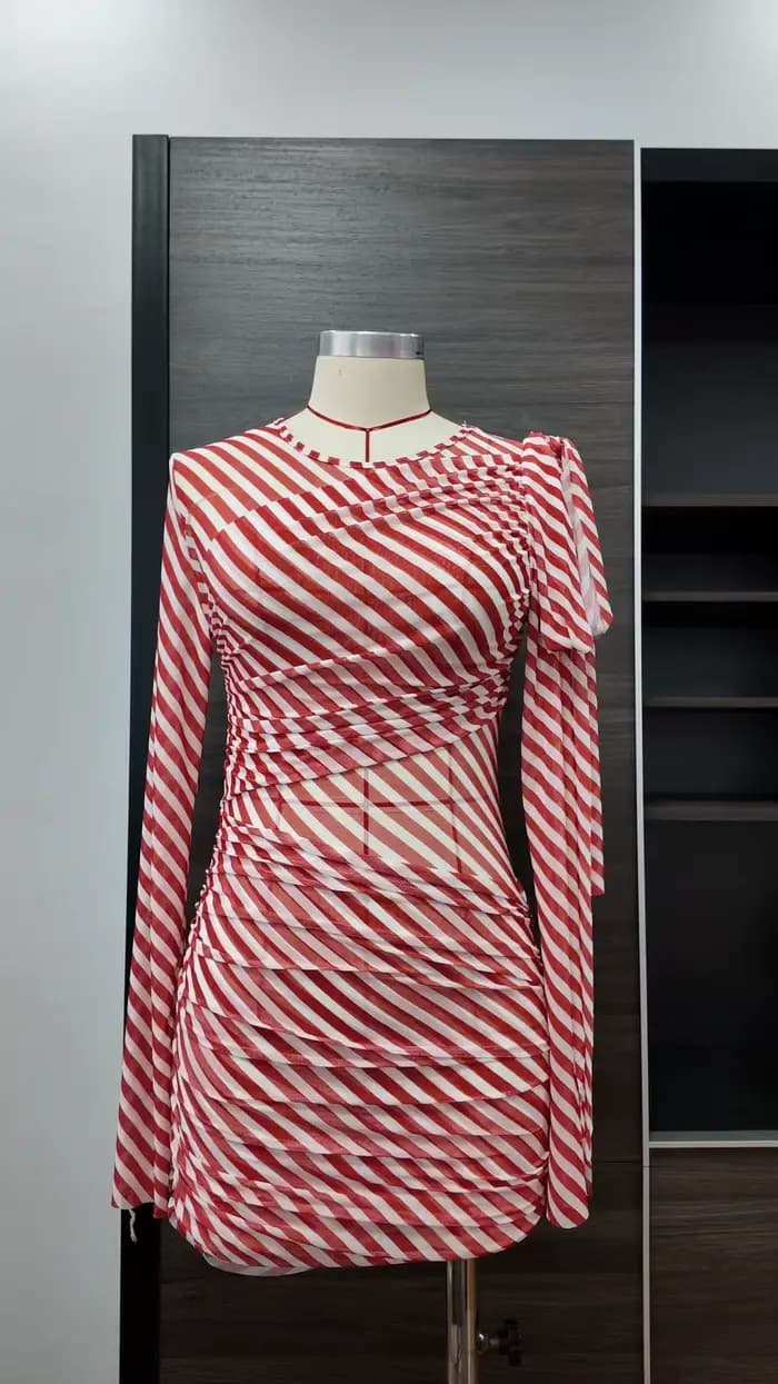 Nouvelle Robe de Plage Plissée Rayée Rouge et Blanche 2026, Robes à Manches Longues, Robe de Plage pour Vacances en Bord de Mer