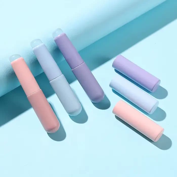 Brosse à lèvres en silicone avec capuchon de protection