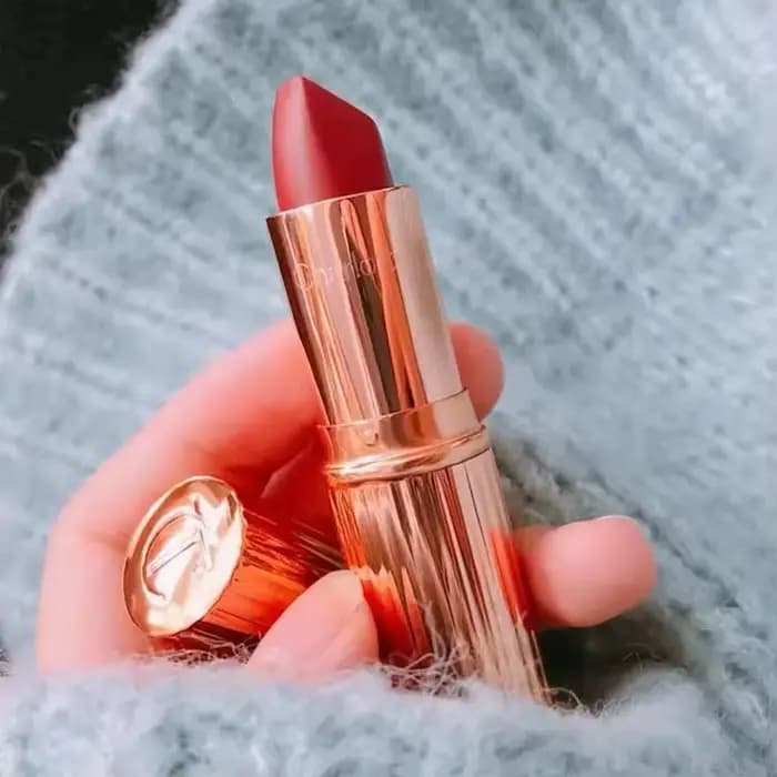 Le crayon à lèvres Charlotte Tilbury est lisse et offre une forte couvrance
