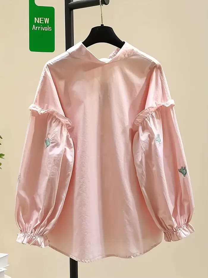 Conçue avec un sens du style, la chemise rose brodée de cactus pour femme est une nouvelle chemise ample et rajeunissante pour le début de l'automne, avec un design de haut unique.
