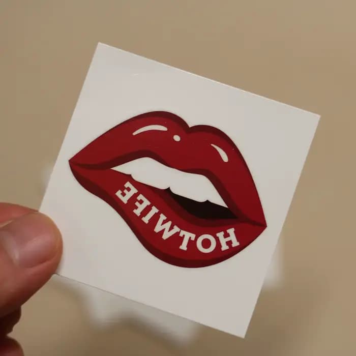 Tatouages temporaires pour lèvres Hotwife