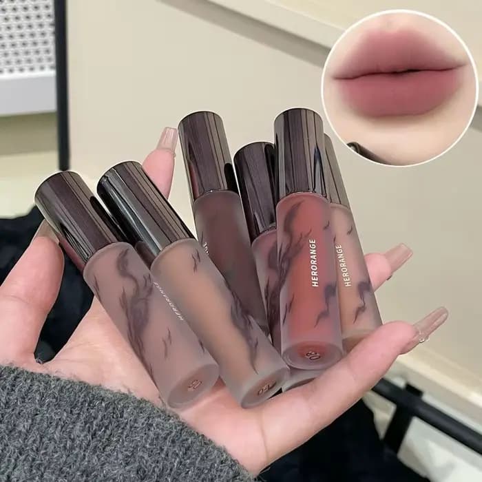 Rouge à lèvres liquide velours mat marron nu