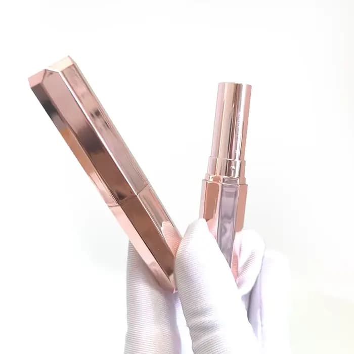 Tube de vernis à lèvres vide
