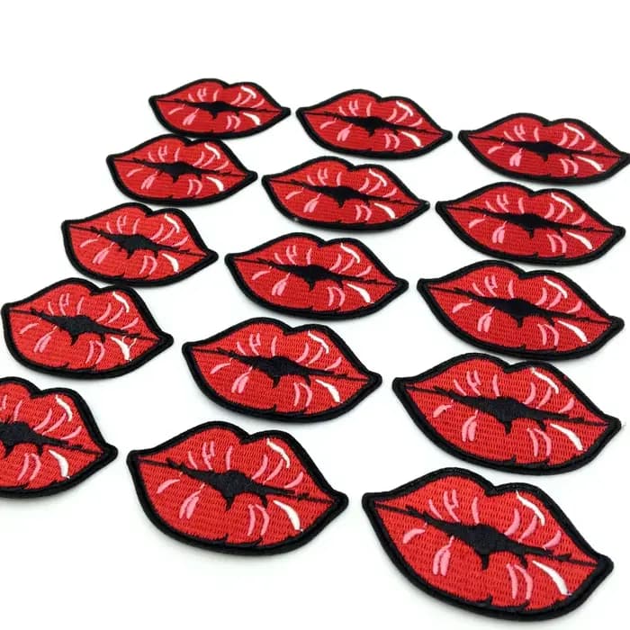 Patchs brodés à lèvres rouges Kiss