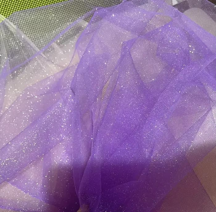 Tissu de robe de mariée en tulle, paillettes fines violettes, cristal brillant moyen dur, maille transparente, disposition de fond, champagne