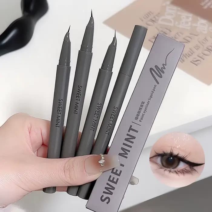 Eyeliner liquide à pointe fine courbée