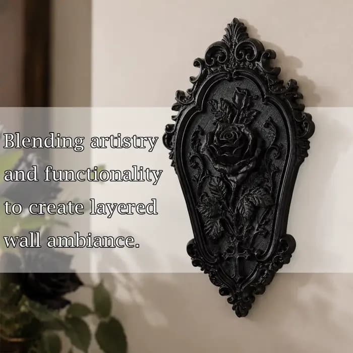 Plaque murale en relief croix baroque noire et or, style gothique vieilli, décor mural sculpté style sombre, ornement vintage