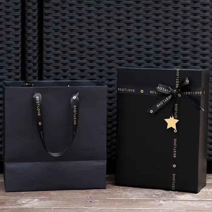 Boîte-cadeau noire rectangulaire avec sac à main