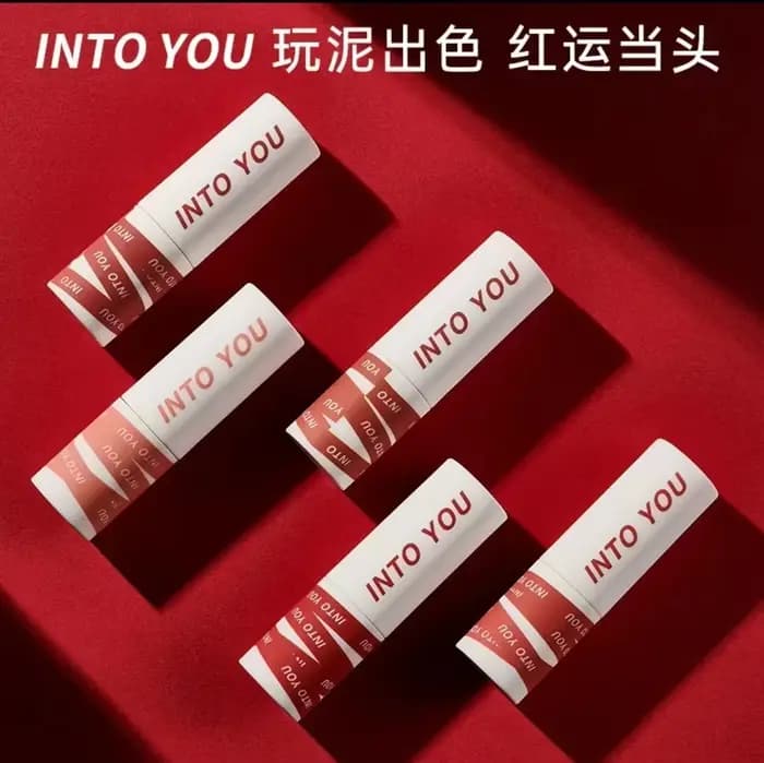 INTO YOU LIP MUD Les lèvres et les joues du protagoniste féminin sont des cosmétiques de beauté pour la bouche