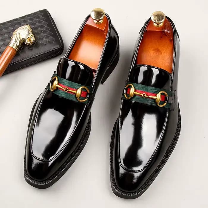 Nouvelle peau de vache de mode en cuir de couleur brillante, chaussures habillées, basses, bon costume de partenaire, peau de vache de première couche, travail, chaussures de mariage, w