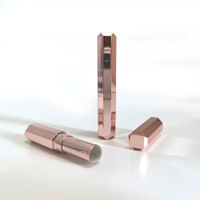 Tube de vernis à lèvres vide