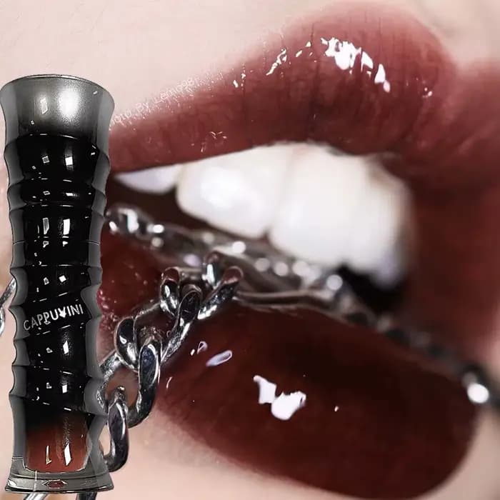 Gloss à lèvres rouge foncé style punk