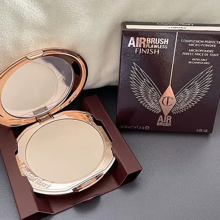 Charlotte Tilbury Poudre fixante lissante pour la peau, Fond de teint liquide compact, Flacon super