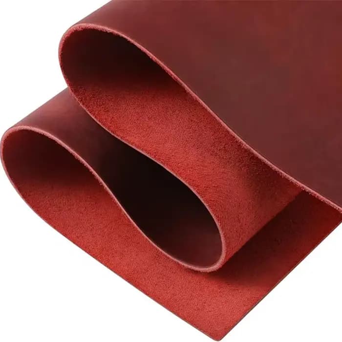 Cuir de cheval fou rouge vin, cuir véritable dans une teinte rouge foncé, rigide et ferme, cuir gras