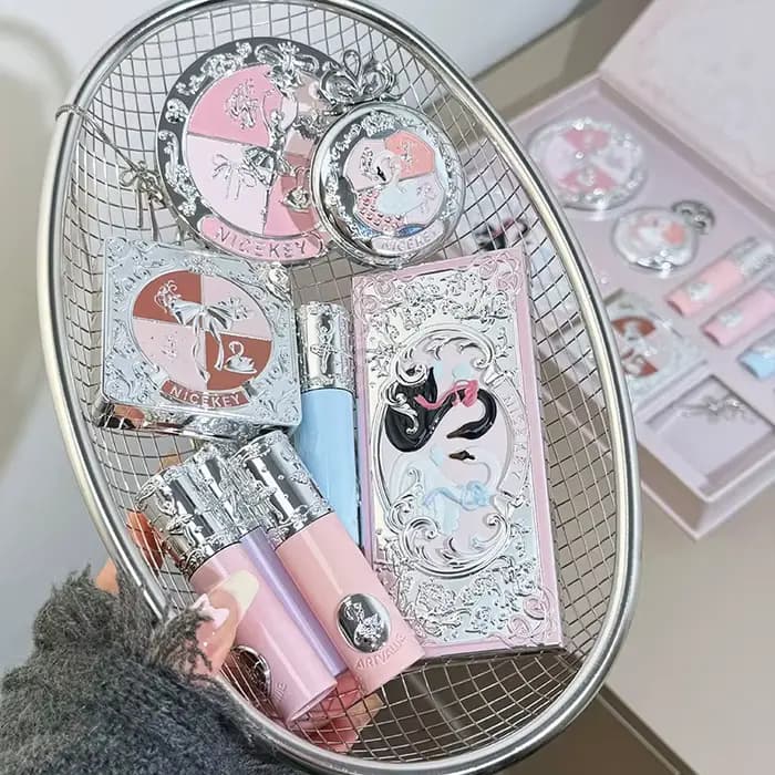 NICEKEY Kits de Maquillage Polyvalents Incluant 4 Baumes à Lèvres, 1 Fard à Joues, 1 Poudre Compacte