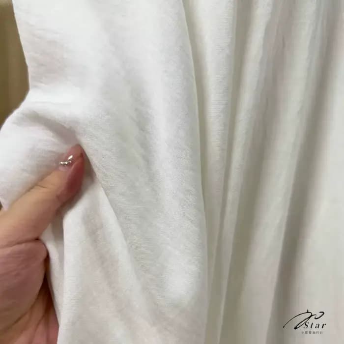 Tissu en coton et lin texturé blanc à rayures en relief, doux, fluide et agréable pour la peau, idéal pour chemises, robes, pantalons à jambes larges et couture DIY