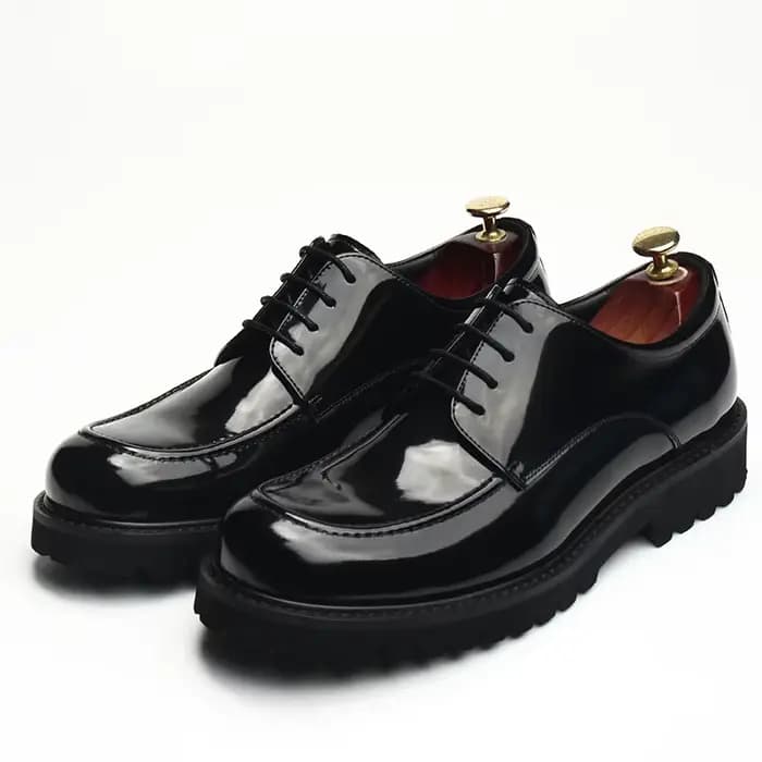 Chaussures en cuir pour hommes, nouveau style, artisanat perlé, surface brillante, première couche de cuir, faites à la main, vêtements de mariage haut de gamme, à la mode