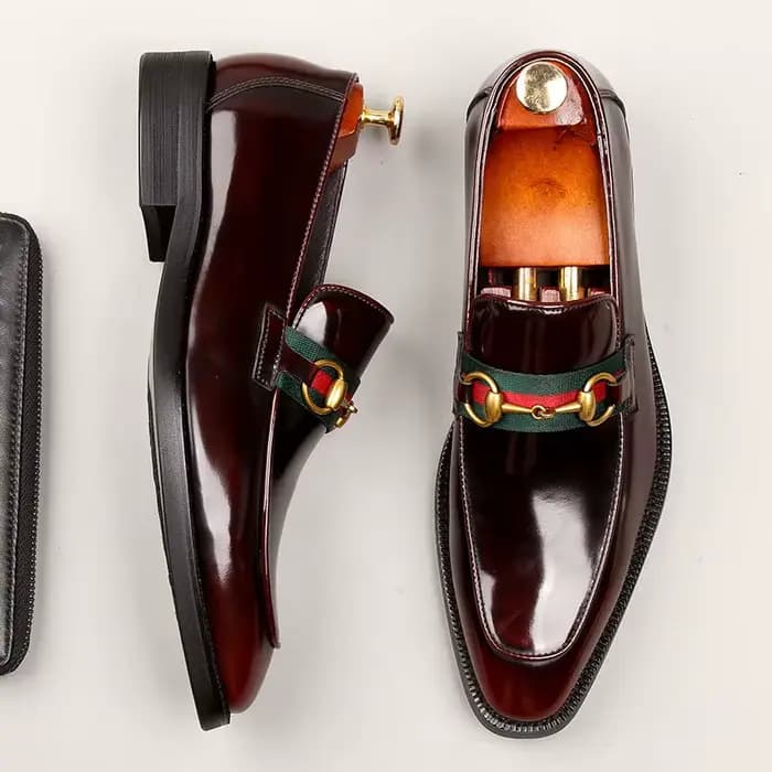 Nouvelle peau de vache de mode en cuir de couleur brillante, chaussures habillées, basses, bon costume de partenaire, peau de vache de première couche, travail, chaussures de mariage, w