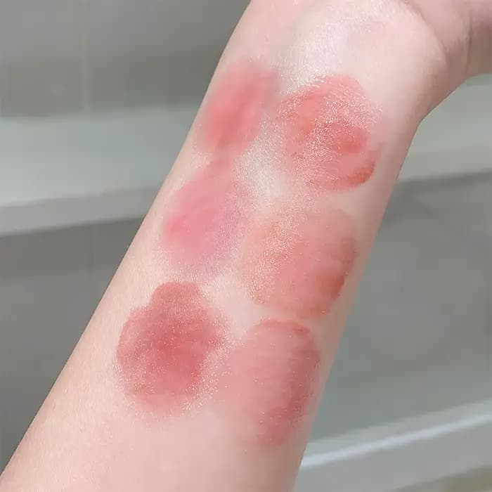 Plat fleuri langue brillant à lèvres miroir vernis