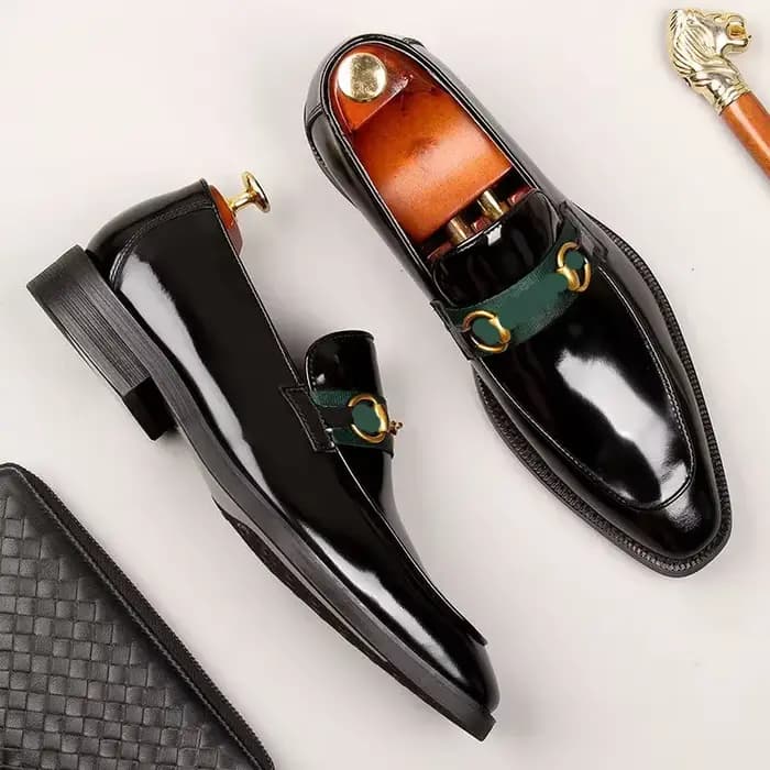 Nouvelle peau de vache de mode en cuir de couleur brillante, chaussures habillées, basses, bon costume de partenaire, peau de vache de première couche, travail, chaussures de mariage, w