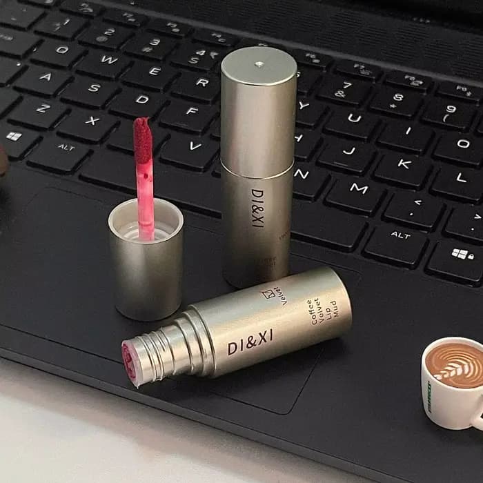 Rouge à lèvres liquide imperméable en velours mat marron foncé