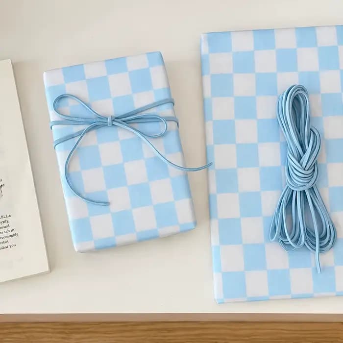 Rouleaux de papier cadeau exquis pour toutes les occasions - 10 feuilles de papier cadeau à carreaux bleu clair de haute qualité, adaptés aux mariages, anniversaires, baby showers et Noël - Ajoute une