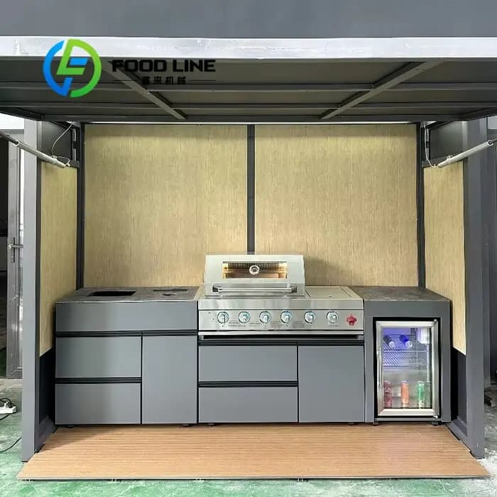 Cuisine extérieure pour barbecue avec évier et réfrigérateur, intégrant cuisine et abri, pour une vie de plein air ultime.