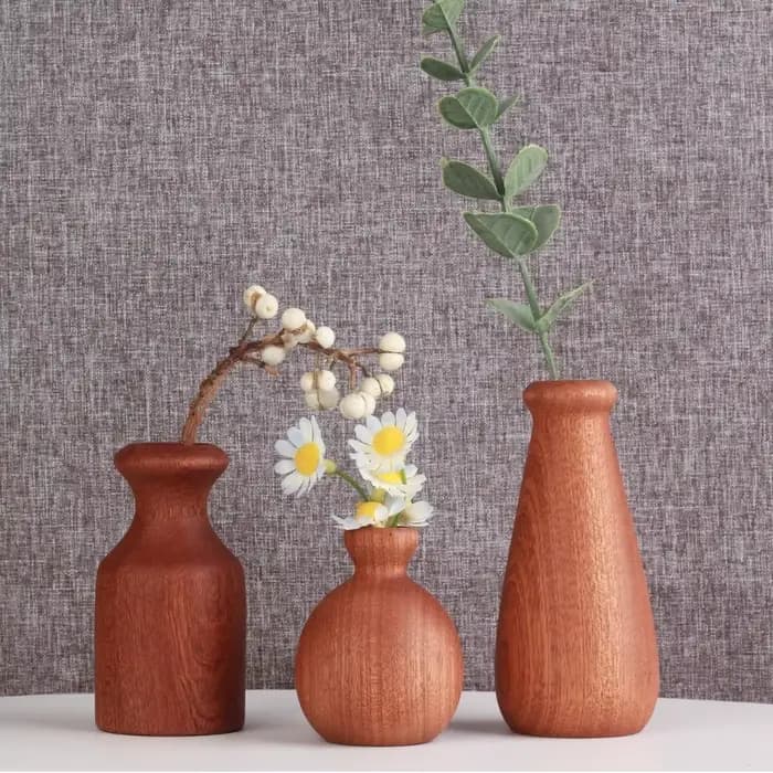 Arrangement floral simple, vase en bois, pot de fleurs décoratif fait à la main, forme de calebasse, minimalisme, décoration de table, décoration de la maison
