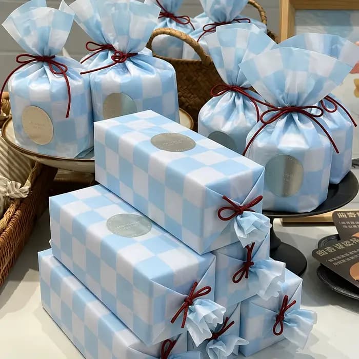 Rouleaux de papier cadeau exquis pour toutes les occasions - 10 feuilles de papier cadeau à carreaux bleu clair de haute qualité, adaptés aux mariages, anniversaires, baby showers et Noël - Ajoute une