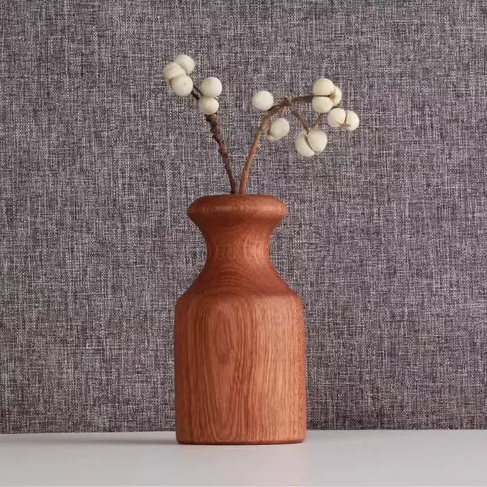Arrangement floral simple, vase en bois, pot de fleurs décoratif fait à la main, forme de calebasse, minimalisme, décoration de table, décoration de la maison