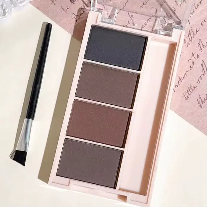 Un ensemble de plateaux de poudre à sourcils de 4 couleurs avec des pinceaux en tons gris et marron mat pour un rendu durable, un remplissage et un s