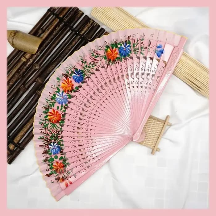 Éventail pliant en bois à design ajouré, mécanisme de pliage, surface peinte, double face, idéal pour les cadeaux de mariage