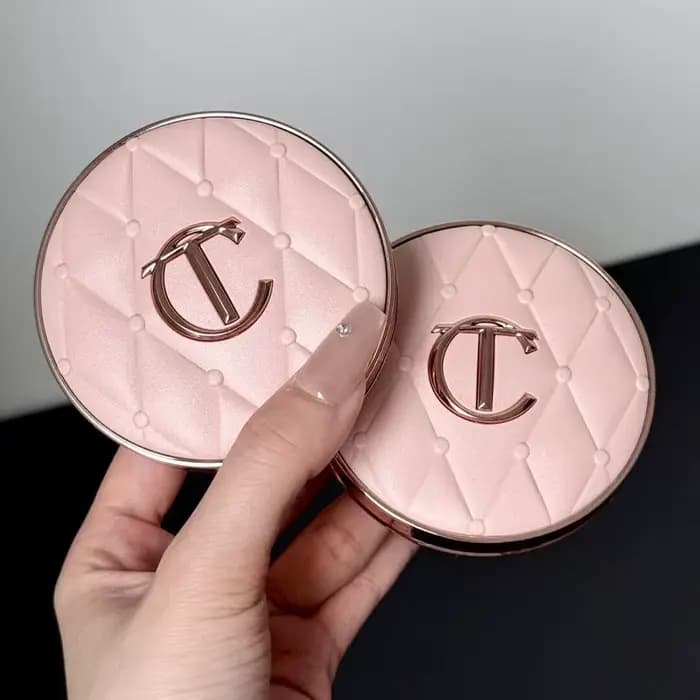 Charlotte Tilbury – Fond de teint liquide 4 couleurs et poudre micro-légère