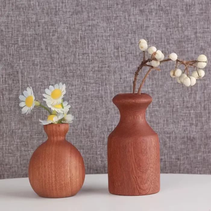Arrangement floral simple, vase en bois, pot de fleurs décoratif fait à la main, forme de calebasse, minimalisme, décoration de table, décoration de la maison