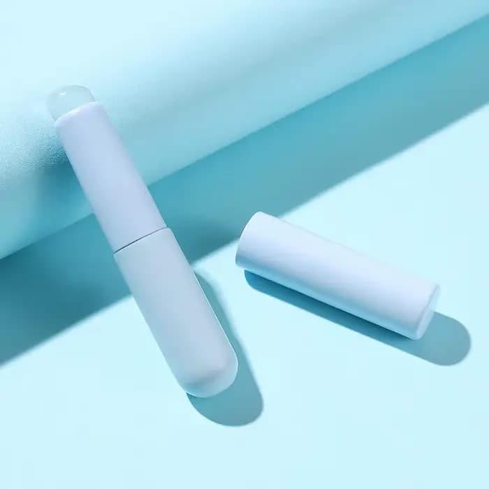 Brosse à lèvres en silicone avec capuchon de protection