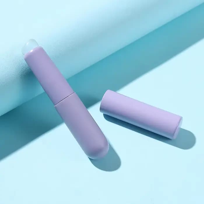 Brosse à lèvres en silicone avec capuchon de protection
