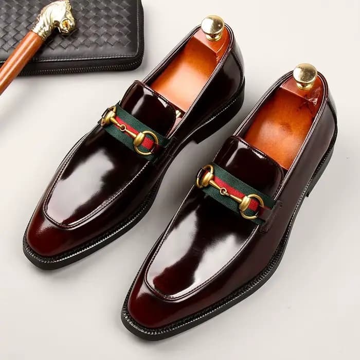 Nouvelle peau de vache de mode en cuir de couleur brillante, chaussures habillées, basses, bon costume de partenaire, peau de vache de première couche, travail, chaussures de mariage, w