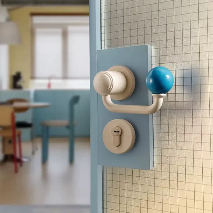 Porte intérieure en bois style crème, serrure à poignée fendue magnétique/silencieuse couleur Dopamine pour usage domestique