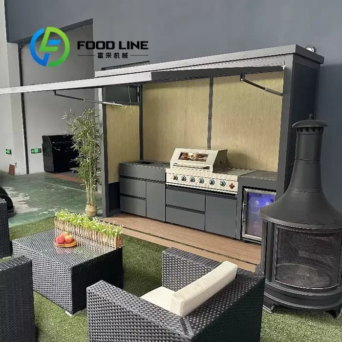 Cuisine extérieure pour barbecue avec évier et réfrigérateur, intégrant cuisine et abri, pour une vie de plein air ultime.