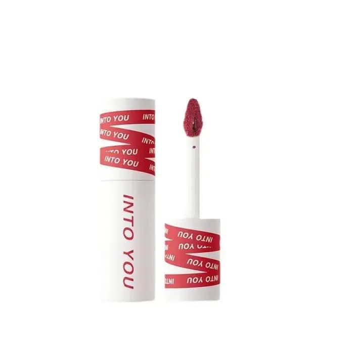 INTO YOU LIP MUD Les lèvres et les joues du protagoniste féminin sont des cosmétiques de beauté pour la bouche